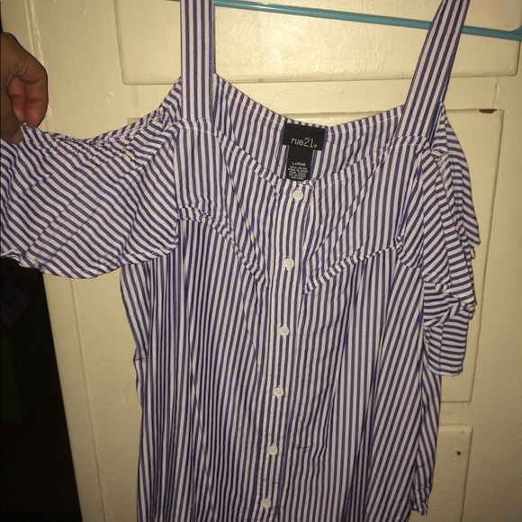 Rue 21. Cold shoulder top - Picture 2 of 3